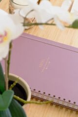 Matt Notebook 20x28 cm A4 Lastikli Spiralli Sert Kapak Not Defteri Kareli Gül Kurusu