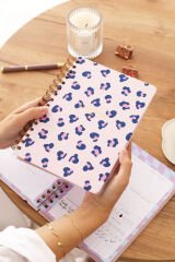 Matt Notebook 2025 Yılı A5 Haftalık Ajanda Spiralli 15x21 cm - 12 Aylık - Motivasyon Sayfalı Pembe Leopar