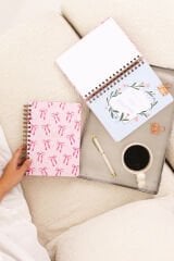 Matt Notebook 2025 Yılı A5 Haftalık Ajanda Spiralli 15x21 cm - 12 Aylık - Motivasyon Sayfalı Pembe Fiyonk