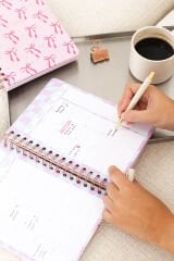 Matt Notebook 2025 Yılı A5 Haftalık Ajanda Spiralli 15x21 cm - 12 Aylık - Motivasyon Sayfalı Pembe Fiyonk