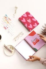 Matt Notebook 2025 Yılı A5 Haftalık Ajanda Spiralli 15x21 cm - 12 Aylık - Motivasyon Sayfalı Kalpler