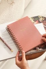 Matt Notebook 2026 Yılı A5 Keten Ajanda Spiralli 15x21 cm - 12 Aylık Pembe