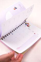 Matt Notebook 2025-2026 A5 Akademik Ajanda Spiralli 15x21 cm -13 Aylık- Yeşil Çiçekler