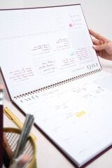 Matt Notebook 2025-2026 16 Aylık Akademik Masaüstü Planlayıcı Takvim 25x35 cm - Bordo