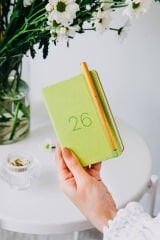 Matt Notebook 2026 Yılı Lastikli Günlük Cep Ajandası 12 Aylık Açık Yeşil